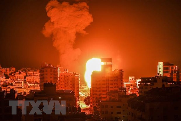 Khói lửa bốc dữ dội tại thành phố Gaza khi máy bay Israel oanh tạc vùng đất hiện do Phong trào Hồi giáo Hamas của Palestine kiểm soát, ngày 17-5-2021. (Nguồn: AFP/TTXVN)