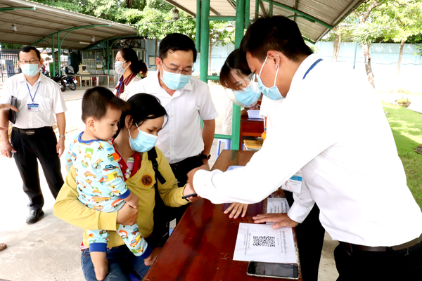 Phó giám đốc Sở Y tế Lê Quang Trung (thứ 3 từ phải qua) kiểm tra công tác phòng, chống dịch Covid-19 tại Bệnh viện Nhi đồng Đồng Nai. Ảnh: An Yên