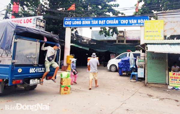 Chợ Long Bình Tân hoạt động trở lại sau khi được phun khử khuẩn phòng dịch