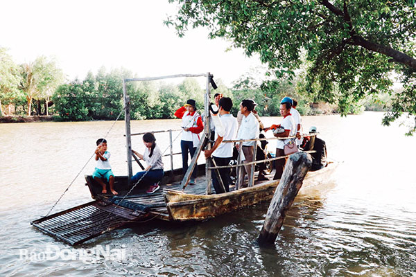 Chị Hồng Thúy (thứ 2 bên trái) cùng ê-kíp chương trình khảo sát xây cầu ở tỉnh Cà Mau. . Ảnh: Bích Nhàn