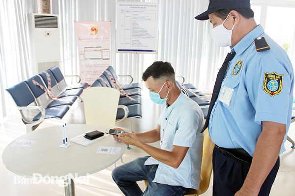 Người dân khai báo y tế bằng quét mã QR tại Trung tâm Hành chính công tỉnh