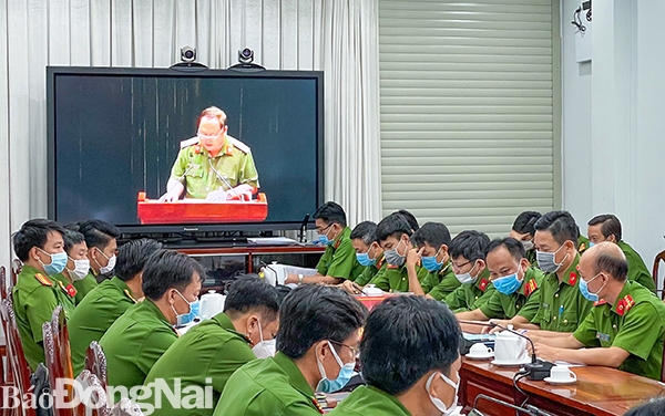 Lãnh đạo, chỉ huy các đơn vị thuộc Công an tỉnh theo dõi Hội nghị trực tuyến