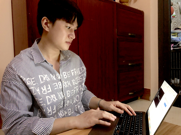 Anh Nguyễn Khánh (P.Quyết Thắng, TP.Biên Hòa), nhân viên sale marketing của một trung tâm thể dục thẩm mỹ tư vấn online, hỗ trợ những bài tập luyện tại nhà với khách hàng