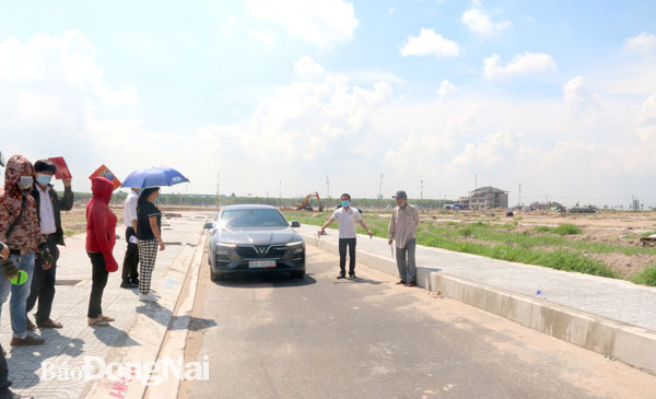 Người dân phản ảnh việc một số tuyến đường tại khu tái định cư Lộc An - Bình Sơn có bề mặt đường quá hẹp. Ảnh: Phạm Tùng