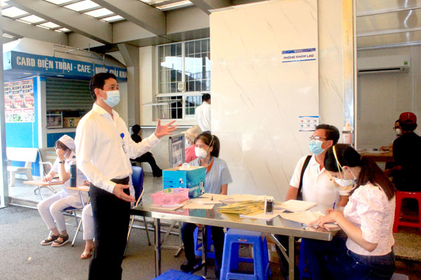 Phó giám đốc Bệnh viện Đa khoa Đồng Nai Đinh Cao Minh chỉ đạo hoạt động tại khu vực khám sàng lọc