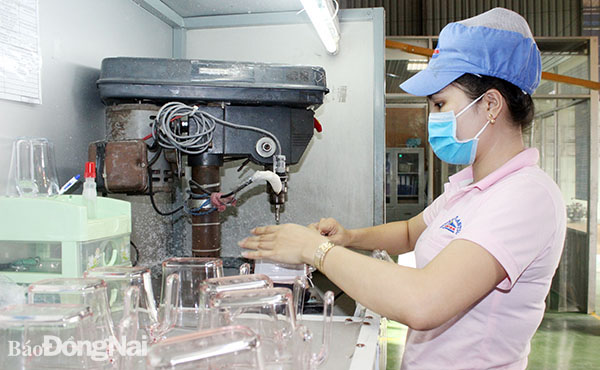 Công ty TNHH Sản xuất thương mại nhựa kỹ thuật Vinastar (TP.Biên Hòa) chuyên sản xuất các thiết bị cung cấp cho thị trường trong nước, xuất khẩu. Ảnh: H.Giang