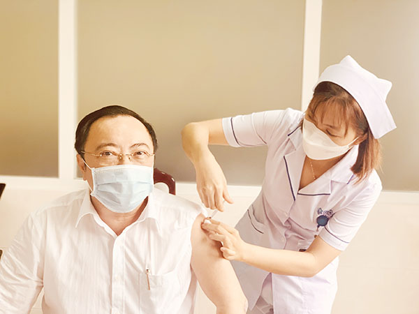 Giám đốc Sở Y tế Phan Huy Anh Vũ tiêm vaccine phòng Covid-19. Ảnh: A.Yên