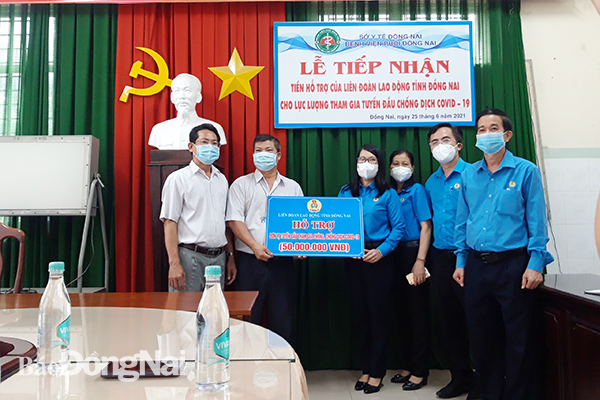 Chủ tịch LĐLĐ tỉnh Nguyễn Thị Như Ý cùng các cán bộ Công đoàn thăm hỏi, hỗ trợ cán bộ, đoàn viên, NLĐ tại Bệnh viện phổi Đồng Nai