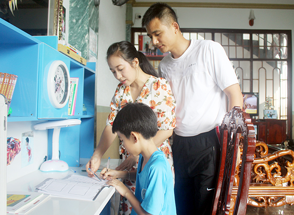 Anh Vũ Anh Tuấn, chị Nguyễn Thị Thu Huyền (P.Tân Phong, TP.Biên Hòa) cùng dạy con học bài
