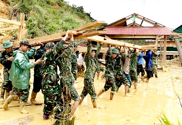 Cán bộ, chiến sĩ Đồn Biên phòng Ga Ry (Bộ Chỉ huy bộ đội biên phòng tỉnh Quảng Nam) giúp nhân dân H.Tây Giang dựng lại nhà sau bão số 9 (tháng 10-2020). Ảnh: qdnd.vn