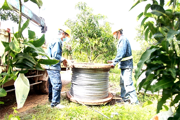 Thi công công trình đường dây trung thế về ấp 3, ấp 4 xã Mã Đà, H.Vĩnh Cửu