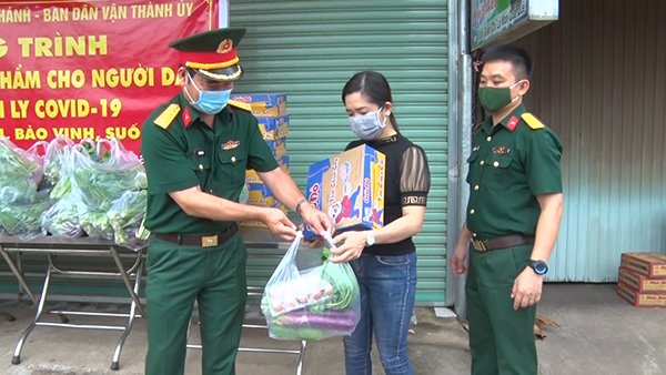 Sư đoàn 302 hỗ trợ người dân trong mùa dịch