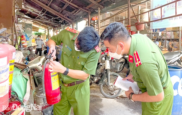 Đoàn kiểm tra liên ngành đo khoảng cách đảm bảo cho phương tiện chữa cháy, cứu nạn lưu thông tại lối vào chính của nhà lồng chợ Tam Hòa (TP.Biên Hòa)