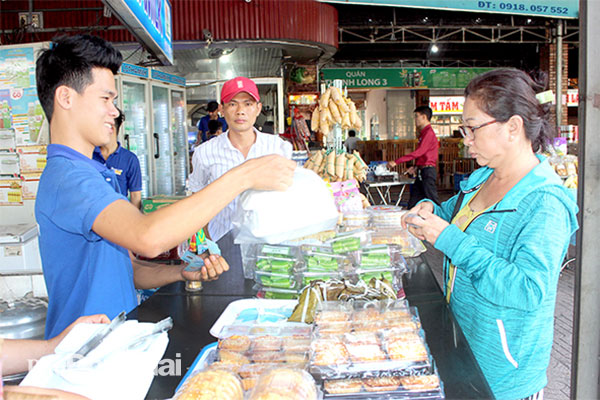 Mua bán hàng đặc sản tại quầy ẩm thực Trạm dừng chân Thanh Long 1, (xã Phước Thái, H.Long Thành), ảnh chụp thời điểm trước đợt dịch lần thứ 4. Ảnh: Hoàng Lộc