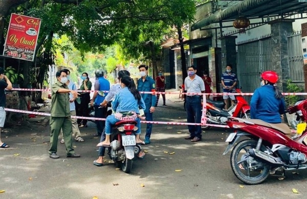  Lực lượng chức năng phong tỏa tạm thời khu vực dân cư trên địa bàn P.Long Bình Tân do có liên quan đến ca nghi nhiễm Covid-19.