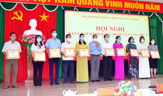 Trưởng ban Tuyên giáo Tỉnh ủy Phạm Xuân Hà trao bằng khen của Ban TVTU cho 11 đảng viên hoàn thành xuất sắc nhiệm vụ 5 năm liền