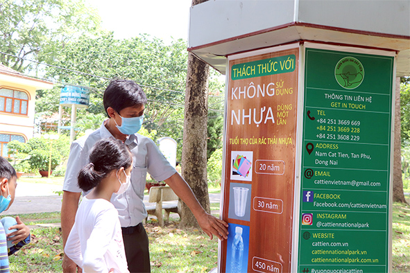  Ông Bùi Quốc Vỵ, nhân viên hướng dẫn du lịch Vườn quốc gia Cát Tiên đang giới thiệu cho du khách “nhí” thông điệp bảo vệ môi trường của Vườn quốc gia Cát Tiên. 