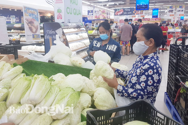 Người dân chọn mua các loại rau, củ, quả tại BigC Tân Hiệp vào sáng 9-7. (Ảnh: Hải Quân)