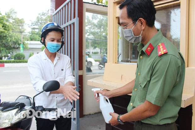 Người dân đến liên hệ công tác tại các đơn vị nghiệp vụ Công an tỉnh đều được sát khuẩn, đảm bảo phòng dịch Covid-19.