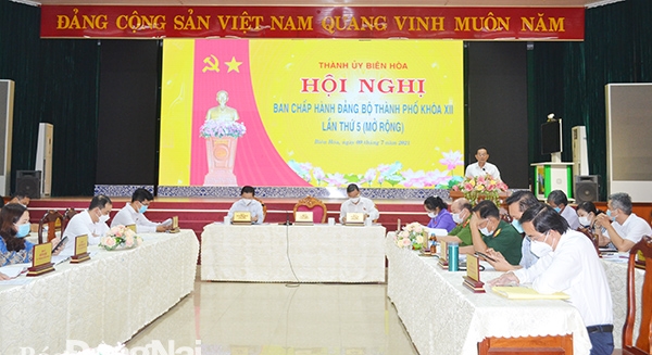 Bí thư Thành ủy Biên Hòa Võ Văn Chánh gợi ý những vấn đề để đại biểu tập trung thảo luận tại hội nghị.