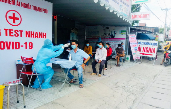 Thực hiện test nhanh Covid-19 tại Phòng khám đa khoa Ái Nghĩa Thạnh Phú, H.Vĩnh Cửu.