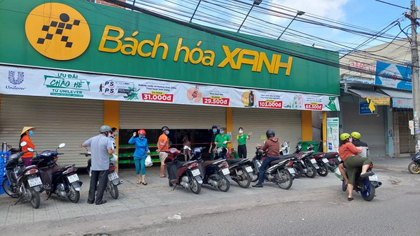 Người dân chờ đợi để mua hàng tại một cửa hàng Bách Hóa Xanh trên địa bàn TP.Biên Hòa.