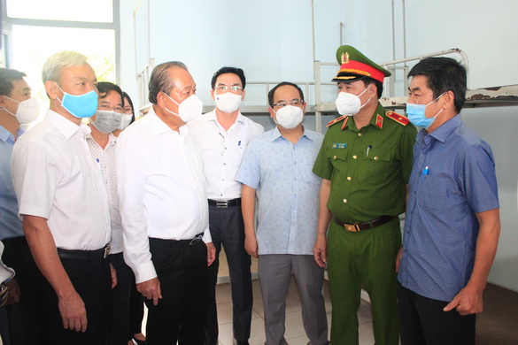 Phó Thủ tướng thường trực Chính phủ Trương Hòa Bình thăm bệnh viện dã chiến số 3 của tỉnh và động viên lực lượng cán bộ y tế phụ trách bệnh viện