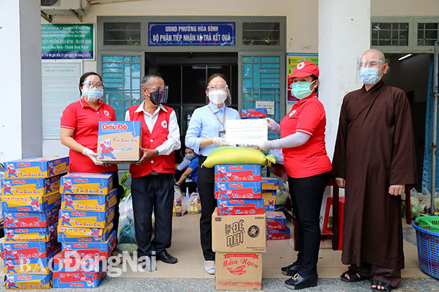 Đoàn Hội Chữ thập đỏ tỉnh trao quà tại UBND phường Hòa Bình