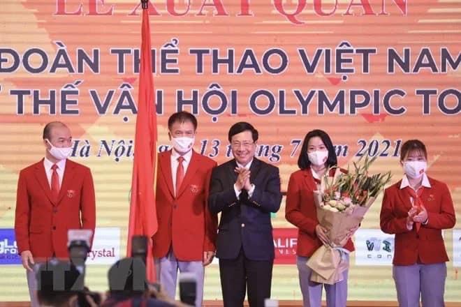 VĐV Nguyễn Thùy Linh (Đồng Nai) được Phó thủ tướng Phạm Bình Minh tặng hoa tại lễ xuất quân