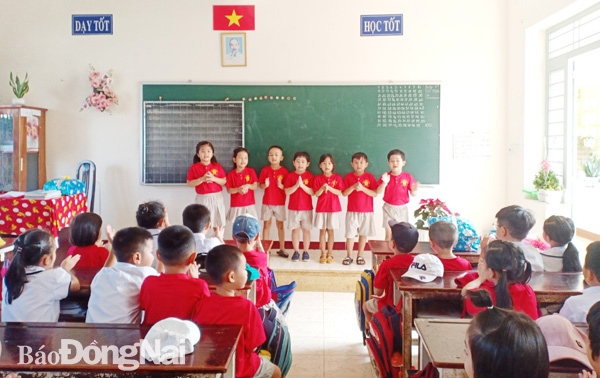 Học sinh Trường mầm non An Bình (P.Xuân Hòa, TP.Long Khánh) đi tham quan Trường tiểu học Long  Khánh. Đây là hoạt động nhằm chuẩn bị sẵn sàng cho trẻ vào lớp 1. Ảnh: H.YẾN