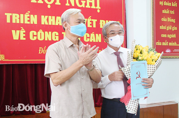Bí thư Tỉnh ủy trao quyết định chuẩn y của Ban Chấp hành Trung ương Đảng cho đồng chí Cao Văn Quang