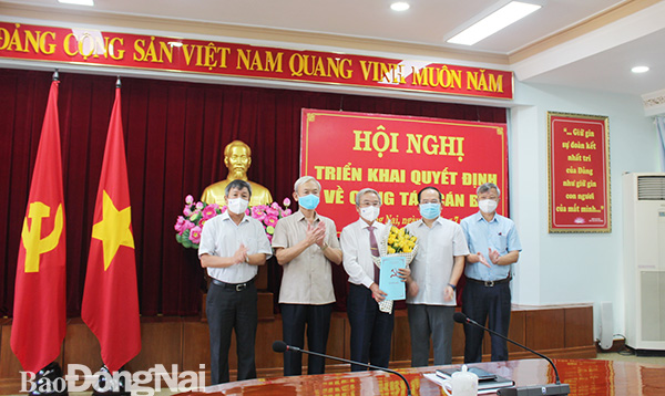 Các đồng chí thường trực Tỉnh ủy chụp hình lưu niệm chúc mừng đồng chí Cao Văn Quang
