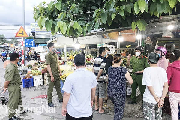 Lực lượng công an nhắc nhỡ các hộ dân kinh doanh chấp hành quy định về phòng, chống dịch.