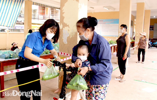 Người dân đến mua rau củ quả tại một điểm bán hàng thực phẩm do TP.Biên Hòa triển khai tại Trường THCS Lê Lợi (P.Tân Mai, TP.Biên Hòa)