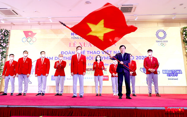 Phó thủ tướng Phạm Bình Mình trao cờ xuất quân cho Đoàn thể thao Việt Nam