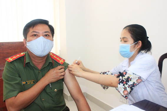 Tiêm vaccine phòng Covid-19 tại Trung tâm Kiểm soát bệnh tật tỉnh.