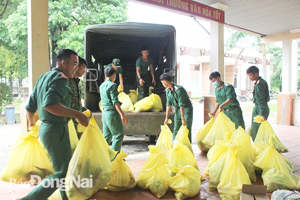  Lãnh đạo Bộ CHQS tỉnh cùng cán bộ chiến sĩ phân loại đóng gói và đưa rau, củ, quả lên xe đi trao tặng