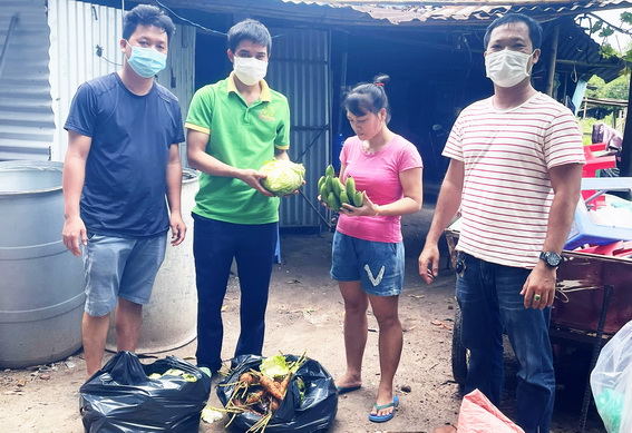 Chi hội Thanh niên Thiện Tâm xã Phước Thiền, H.Nhơn Trạch tặng rau, củ quả cho bà con có hoàn cảnh khó khăn