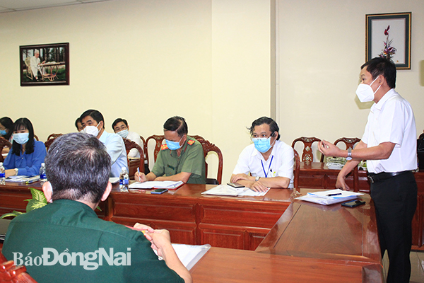 Giám đốc Trung tâm Kiểm soát bệnh tật tỉnh Bạch Thái Bình phát biểu tại cuộc họp.