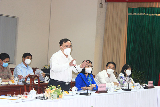 Giám đốc Sở Y tế Phan Huy Anh Vũ báo cáo tại cuộc họp.