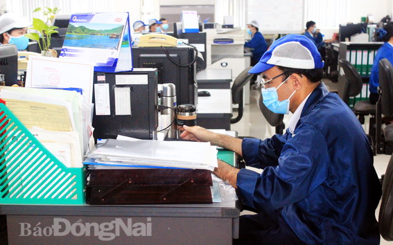 Một công ty tại KCN Biên Hòa 2 bố trí cho người lao động ngồi giãn cách, thực hiện nghiêm 5K trong quá trình làm việc