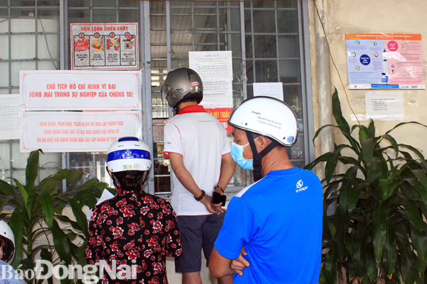 Công nhân Công ty TNHH Changshin Việt Nam khai báo y tế tại trạm y tế P.Trảng Dài sáng 20-7