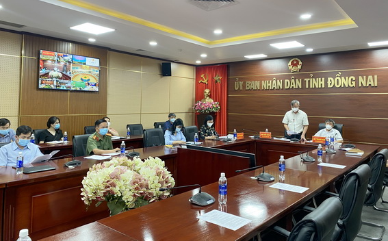 Chủ tịch UBND tỉnh Cao Tiến Dũng báo cáo nội dung liên quan đến công tác phòng chống dịch tại Đồng Nai 