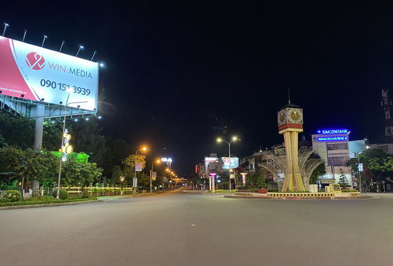 Đường phố Biên Hòa vắng vẻ vào tối 23-7 sau khi UBND tỉnh ban hành văn bản mới đề nghị siết chặt công tác phòng chống dịch