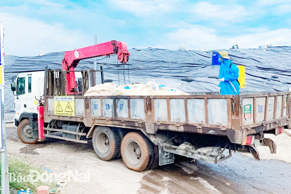 Lao động của Công ty CP Dịch vụ Sonadezi chuyên thu gom, vận chuyển, xử lý rác cho 9 huyện, thành phố