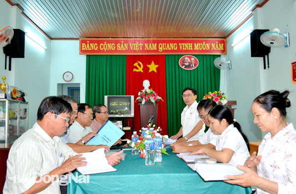 Sinh hoạt Đảng định kỳ trước đây ở Chi bộ KP4, P.Xuân Thanh (TP.Long Khánh). Ảnh: Phương Hằng