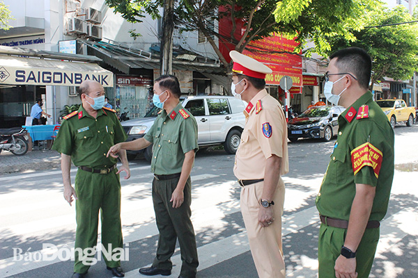 Đại tá Trần Tiến Đạt, Phó giám đốc Công an tỉnh (thứ 2 từ trái qua), trực tiếp chỉ đạo thượng tá Huỳnh Yên Nam, Trưởng Công an TP.Biên Hòa (ngoài cùng bên trái) và các cán bộ chiến sĩ tại khu vực vòng xoay Biên Hùng.