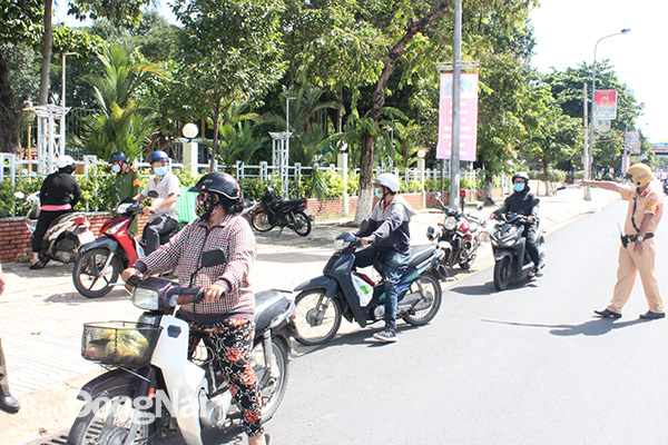 Tại khu vực vòng xoay Biên Hùng, nhiều người đi đường đã bị tổ công tác dừng xe kiểm tra.