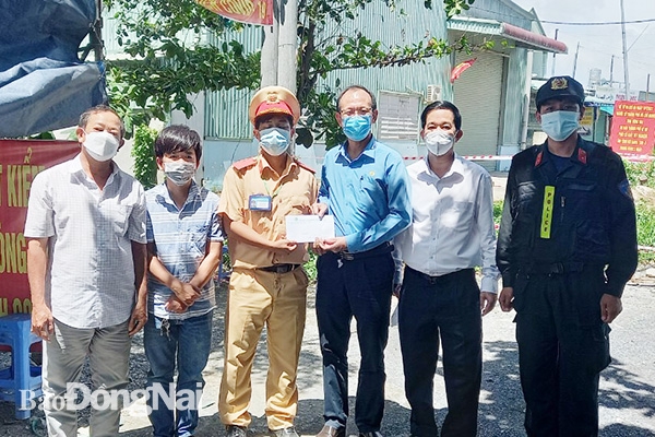 Liên đoàn Lao động tỉnh thăm hỏi, tặng quà tại các chốt kiểm soát dịch