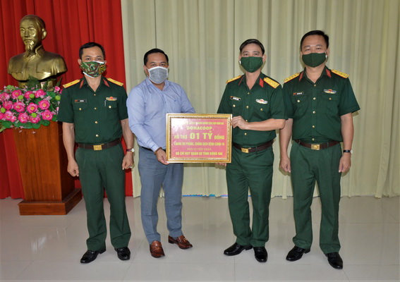 Lãnh đạo Bộ CHQS tỉnh tiếp nhận quà ủng hộ của Dona Coop Đồng Nai và D2D Đồng Nai